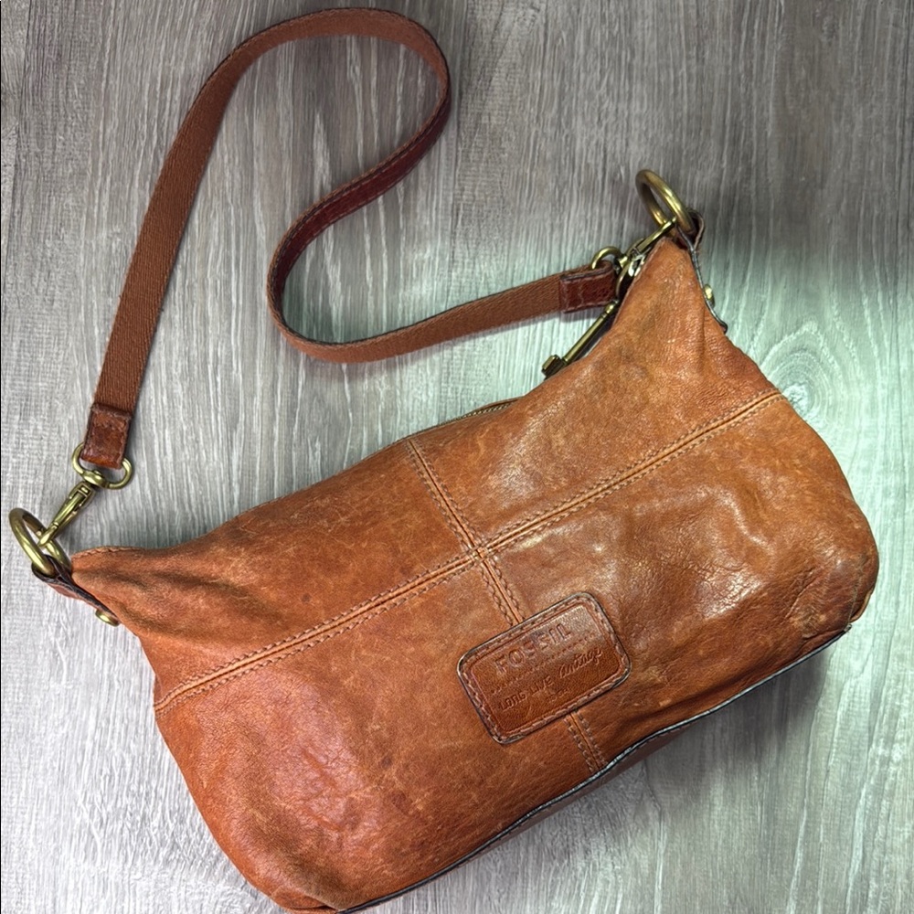 Fossil Brown Crossbody Bag with Adjustable Strap and Vintage Look